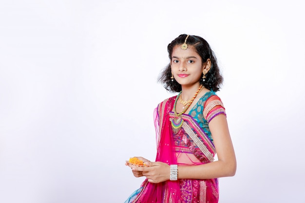 Niña india celebrando el festival de diwali