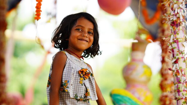 Niña india feliz con linda sonrisa