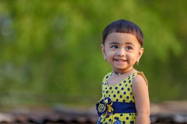 Niña india linda que juega en el parque