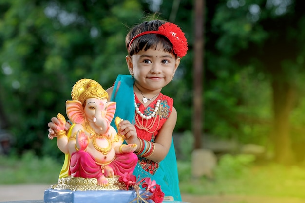 Niña India con Lord Ganesha y rezando