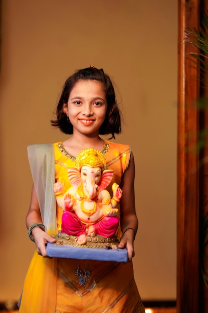 Niña india con lord ganesha