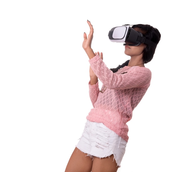 Niña india mirando a través del dispositivo VR, casco de gafas de realidad virtual 3D, chica con tecnología de imagen moderna del futuro.