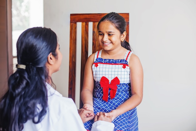 Niña india recibiendo consulta de psicólogo