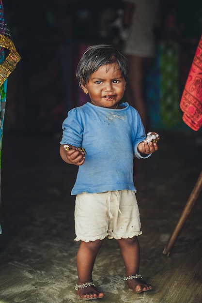 Niña india en ropa sucia