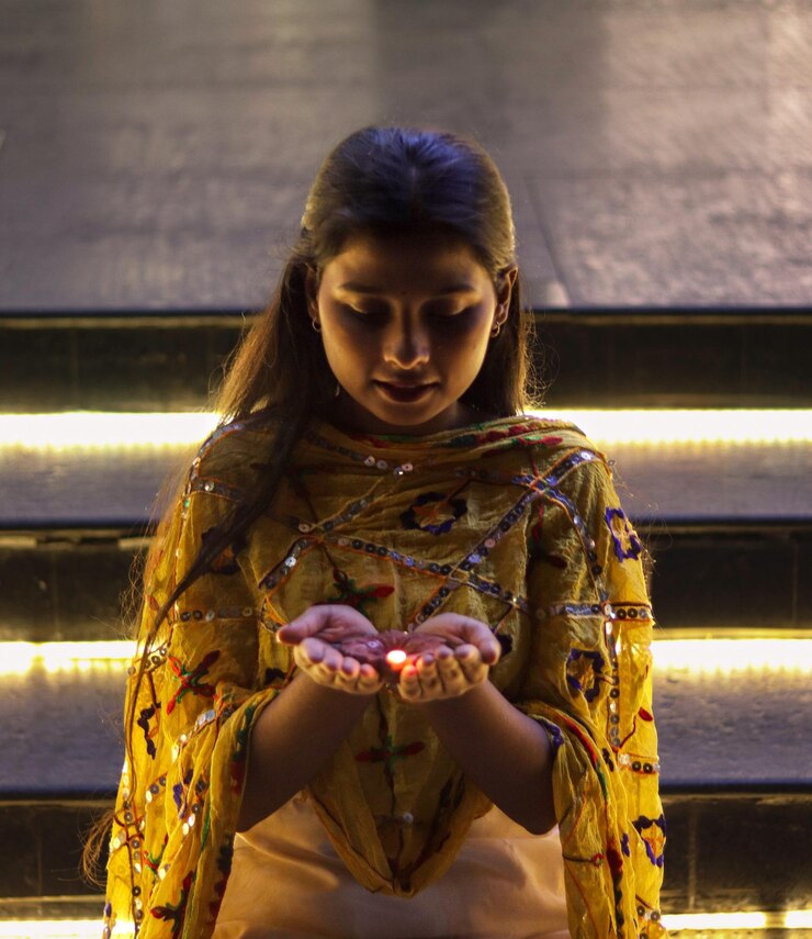 Niña india sosteniendo diya en la mano para el festival indio de Diwali