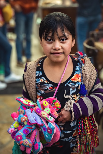 Niña india vende souvenirs México San Cristóbal de las Casas Chiapas