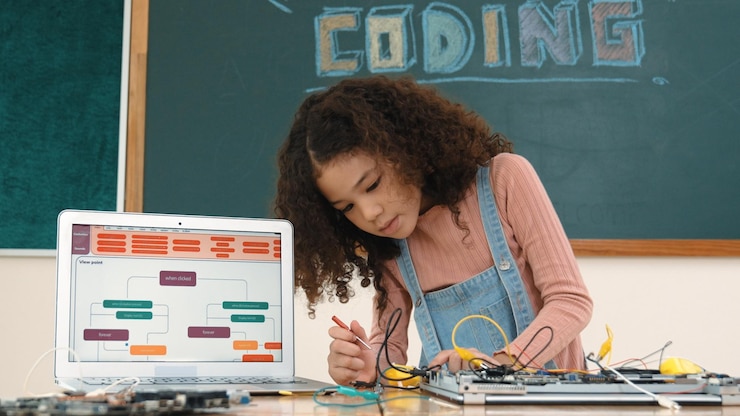 Foto niña inspecciona y fija la máquina utilizando la pedagogía del sistema de cable y conexión