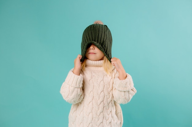 niña en invierno sombrero y suéter en azul