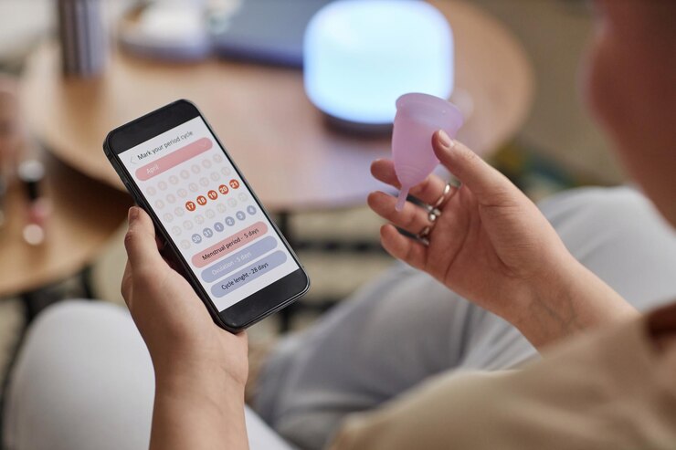 Foto niña irreconocible chequeando el calendario del período menstrual