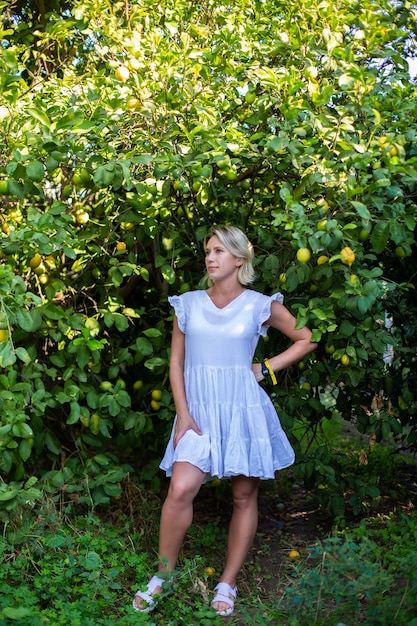 Niña en el jardín con frutas naranjas