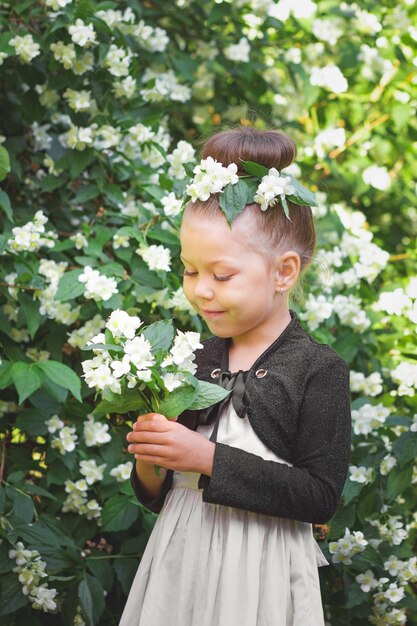 Niña en el jardín de jazmín