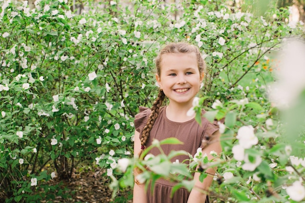 niña, en, el, jardín, retrato