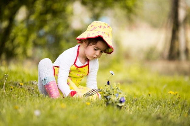 Niña en el jardin