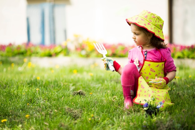 Niña en el jardin