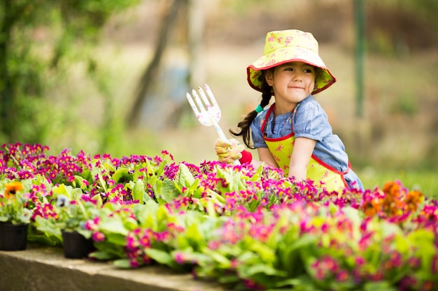 Niña en el jardin