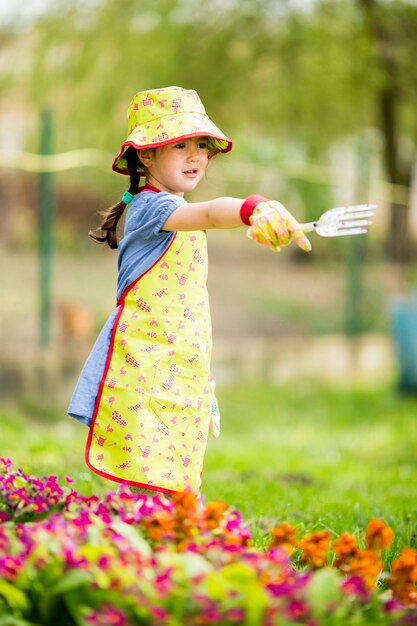 Niña en el jardin