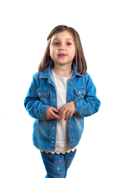 Niña en jeans posando para la cámara