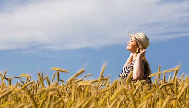 Niña joven, en, un, campo de trigo