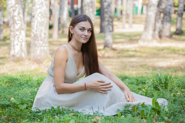 Niña joven, en el césped, en el parque