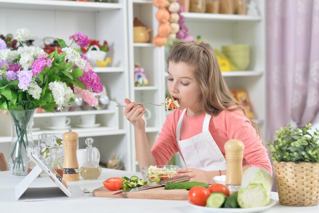 niña joven, cocina, en, cocina, en casa