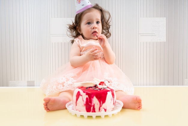 Niña joven, delante de, torta de cumpleaños