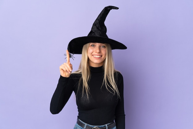 Niña joven, en, disfraz de halloween