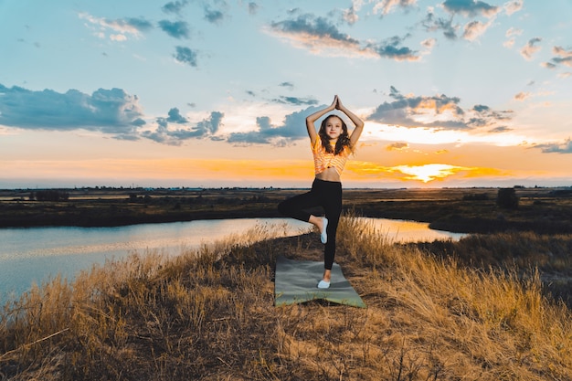 Niña joven, hacer, yoga, aire libre