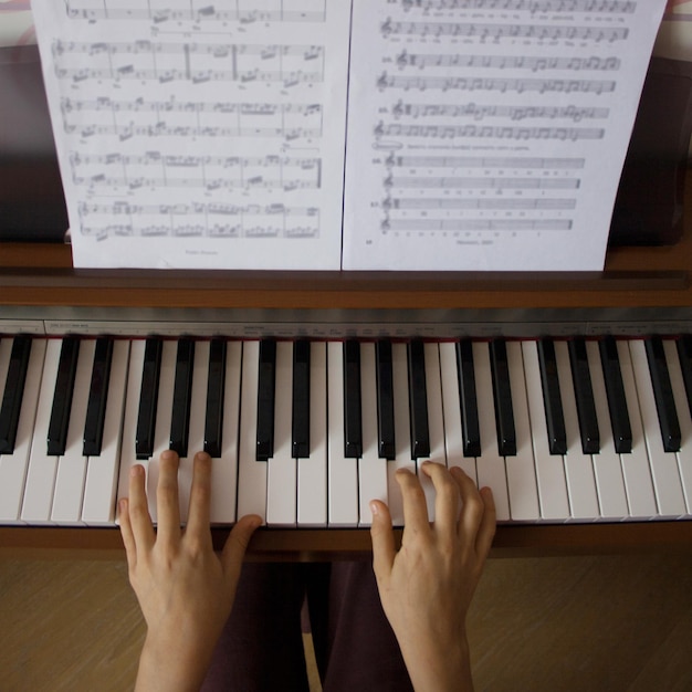 niña joven, juego, piano digital