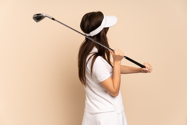 Niña joven, jugar al golf