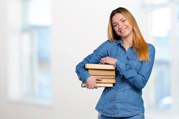 Niña joven con libros