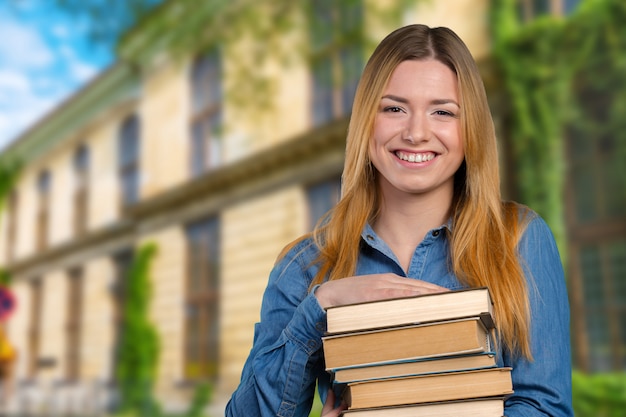 Niña joven con libros