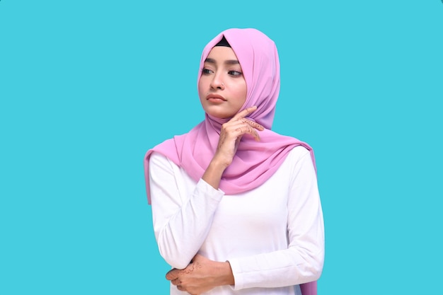 niña joven, llevando, hijab, sonriente, y, pensamiento, indio, paquistaní, modelo