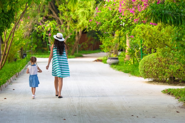 Niña y joven madre durante vacaciones en la playa