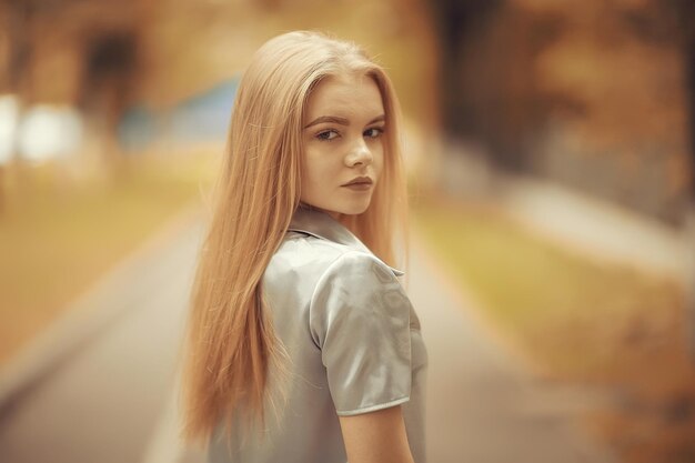 Niña joven, en, otoño, retrato, rubio, adulto