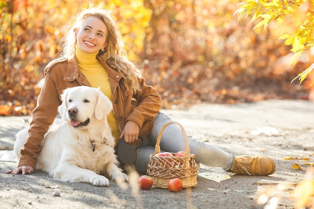 niña joven, con, perro, aire libre