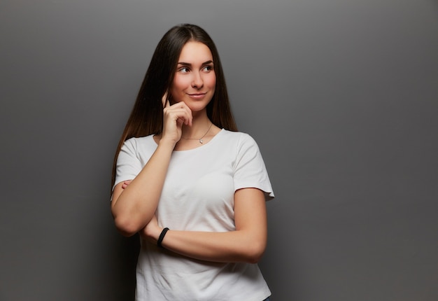 Niña joven, posar, en, estudio, plano de fondo