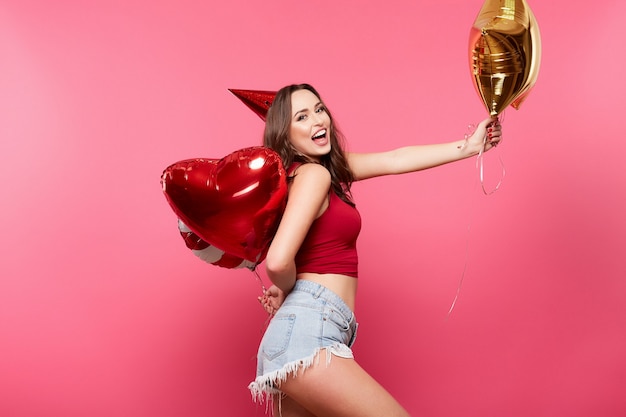 Niña joven, posar, con, globos