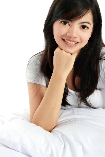 Niña joven, relajante, en la cama