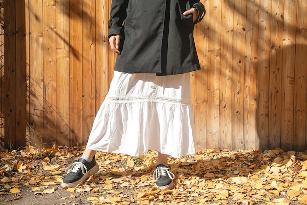 Niña joven con ropa blanca y negra