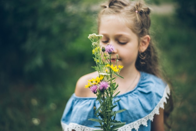 niña joven, smalling, campo, flores