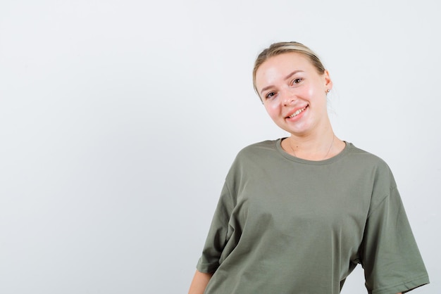 niña joven, sonriente, blanco, plano de fondo