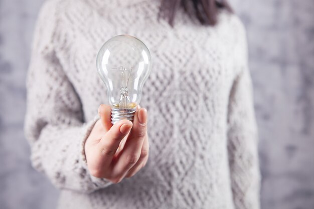 Niña joven, tenencia, un, bombilla de luz