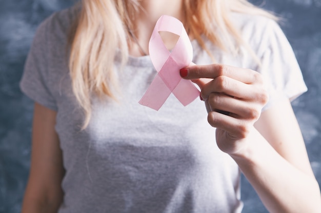 Niña joven, tenencia, un, cinta rosa