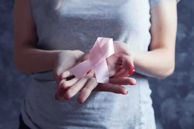 Niña joven, tenencia, cinta rosa