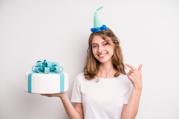 niña joven, tenencia, un, torta de cumpleaños