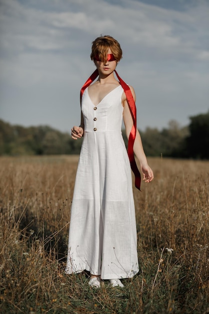 niña joven, en, vestido blanco, campo, retrato, de, un, mujer