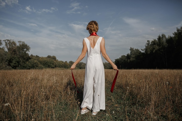 niña joven, en, vestido blanco, campo, retrato, de, un, mujer