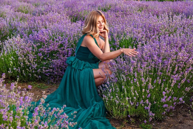 Niña joven, en, vestido verde, posar, en, campo lavanda