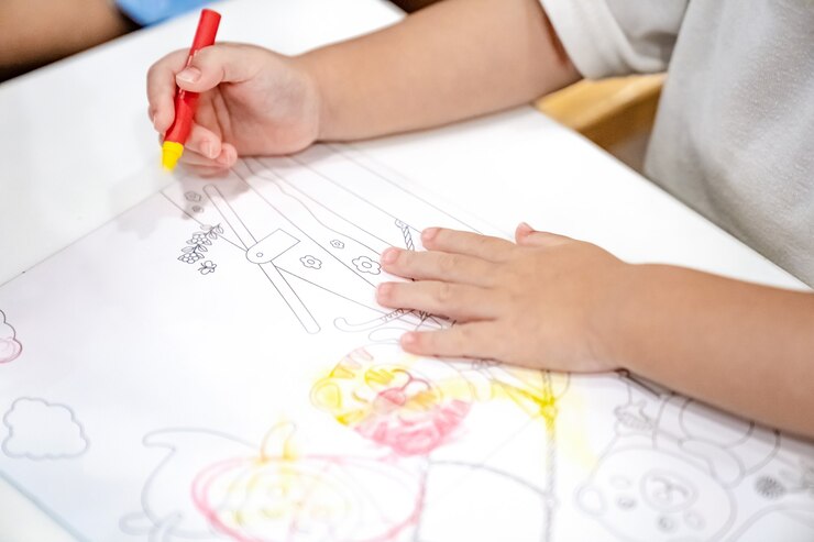 Foto niña juega y aprende a colorear crayón en el papel en el restaurante de helados, bangkok, tailandia.