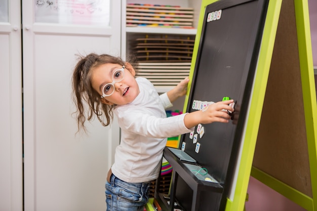 niña juega en clases educativas